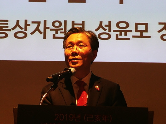 25일 한국바이오협회 주최로 서울 그랜드 앰배서더 호텔에서 열린 '2019년 바이오업계 신년인사회'에서 성윤모 산업통상자원부 장관이 신년사를 하고 있다. 한국바이오협회 제공